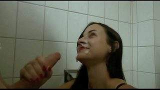 Young Devotion Blowjob – Fick und Blowjob in öffentlichen Toilette